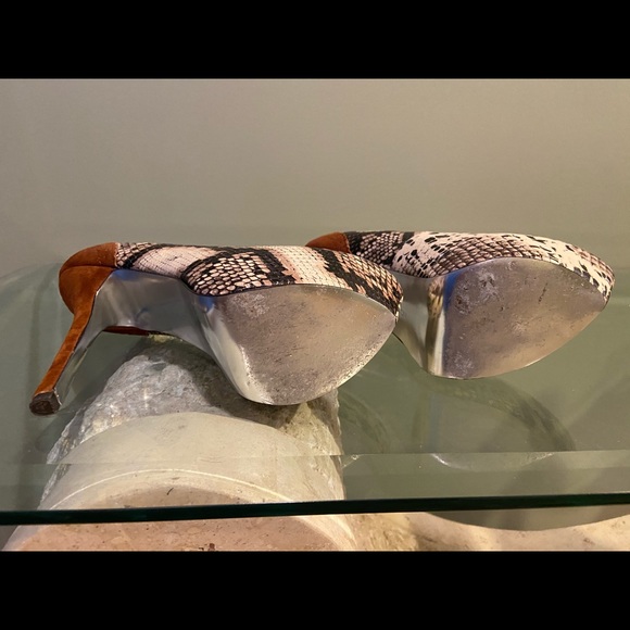 Halston Snakeskin heels, size 9 - Picture 3 of 3